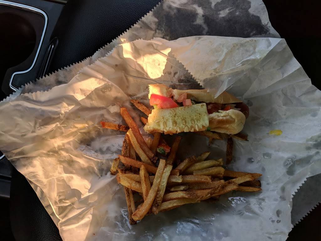 Bugsys Chicago Dog | restaurant | 311 Broadway St, Mt Vernon, IL 62864, USA | 6182423647 OR +1 618-242-3647