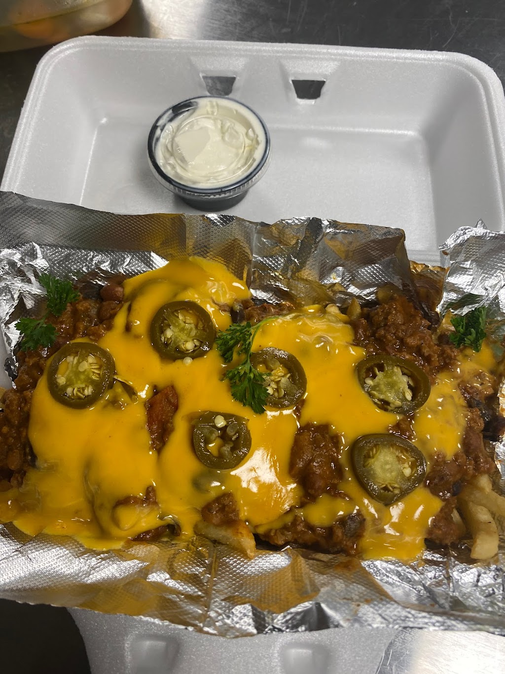 Smokin Geminis | restaurant | 9217 Adams Ave, Cleveland, OH 44108, USA | 2162701382 OR +1 216-270-1382