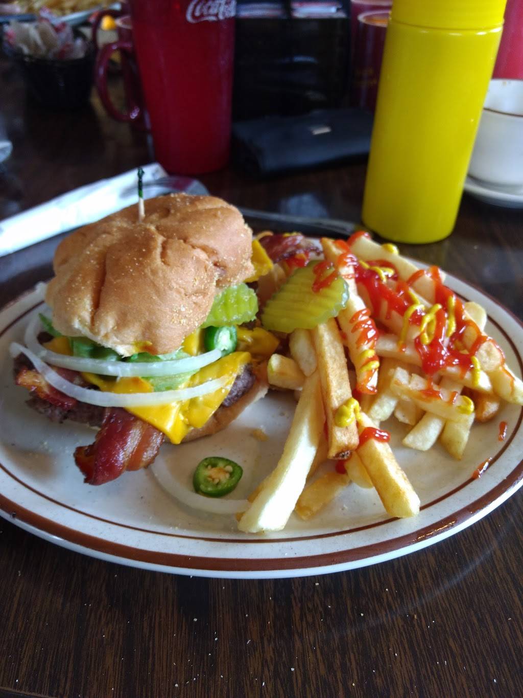 Huddle Cafe | restaurant | 802 Main St, Ashton, IL 61006, USA | 8154532677 OR +1 815-453-2677