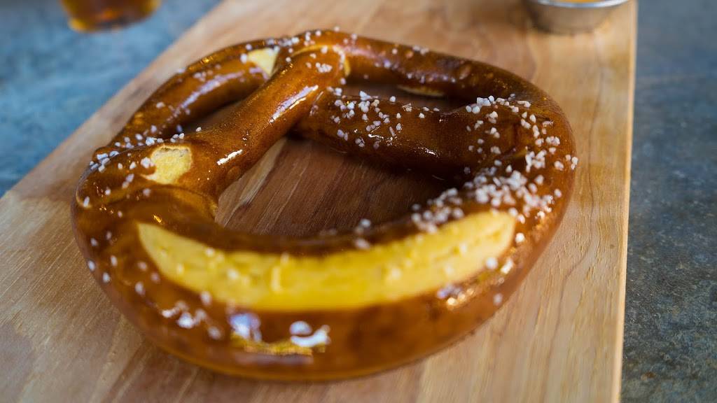 The Casual Pint | restaurant | 395 S Highland St, Memphis, TN 38111, USA | 9017792967 OR +1 901-779-2967