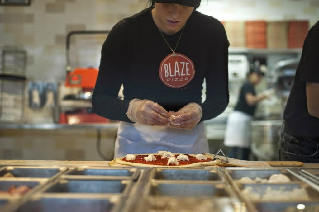 Blaze Pizza | restaurant | 953 W Belmont Ave, Chicago, IL 60657, USA | 7735361397 OR +1 773-536-1397