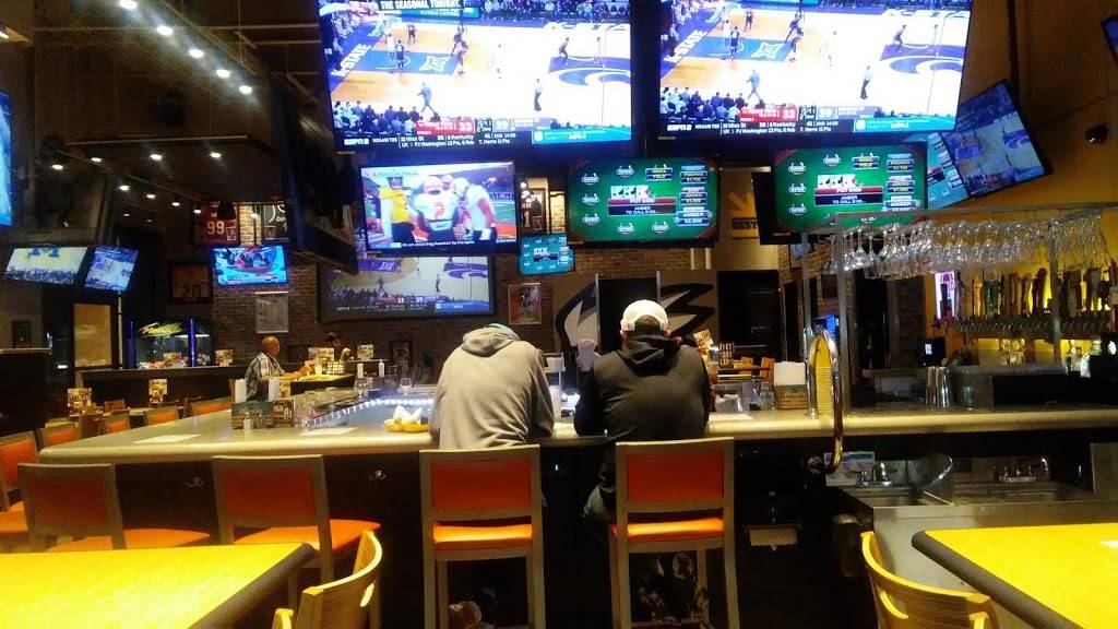 Buffalo Wild Wings | restaurant | 2465 W US-90, Lake City, FL 32055, USA | 3867587714 OR +1 386-758-7714