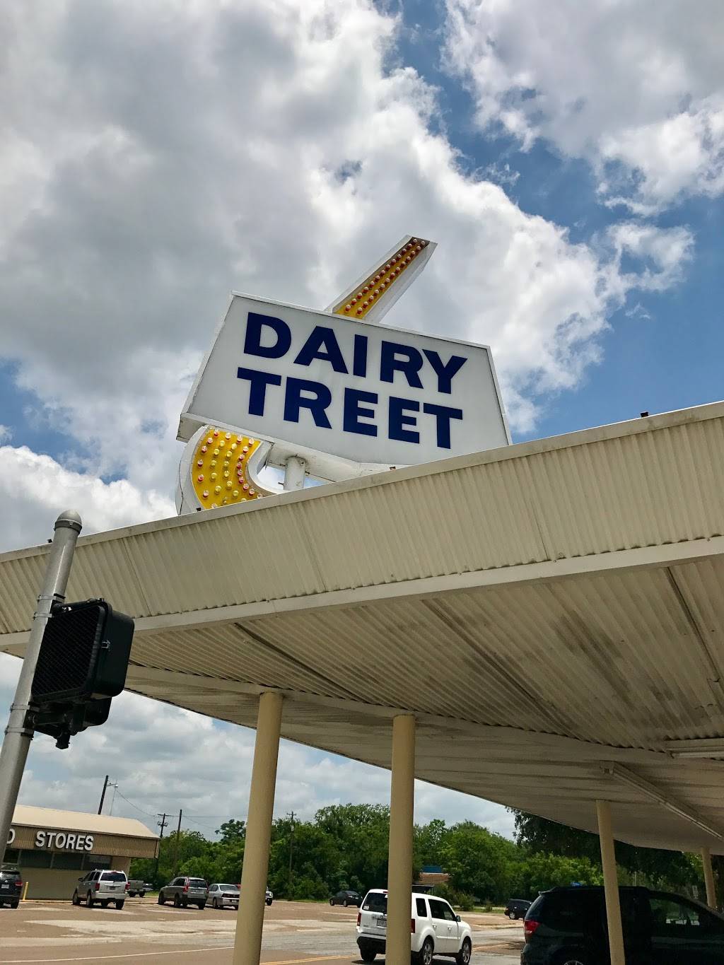 Dairy Treet Inc | restaurant | 3808 N Laurent St, Victoria, TX 77901, USA | 3615733104 OR +1 361-573-3104
