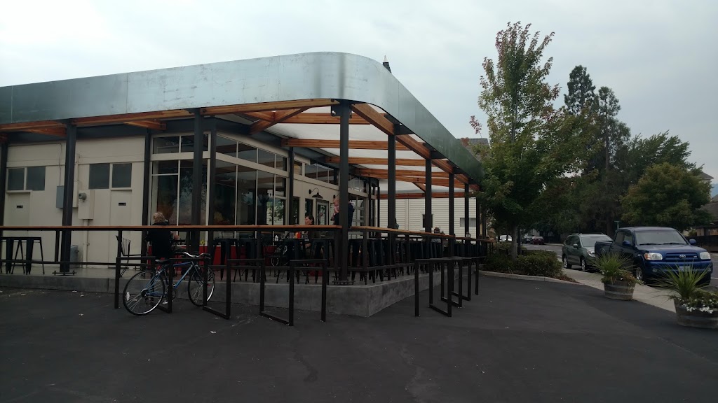 Pump House Burgers & Brews | restaurant | 102 Talent Ave, Talent, OR 97540, USA | 5418970060 OR +1 541-897-0060