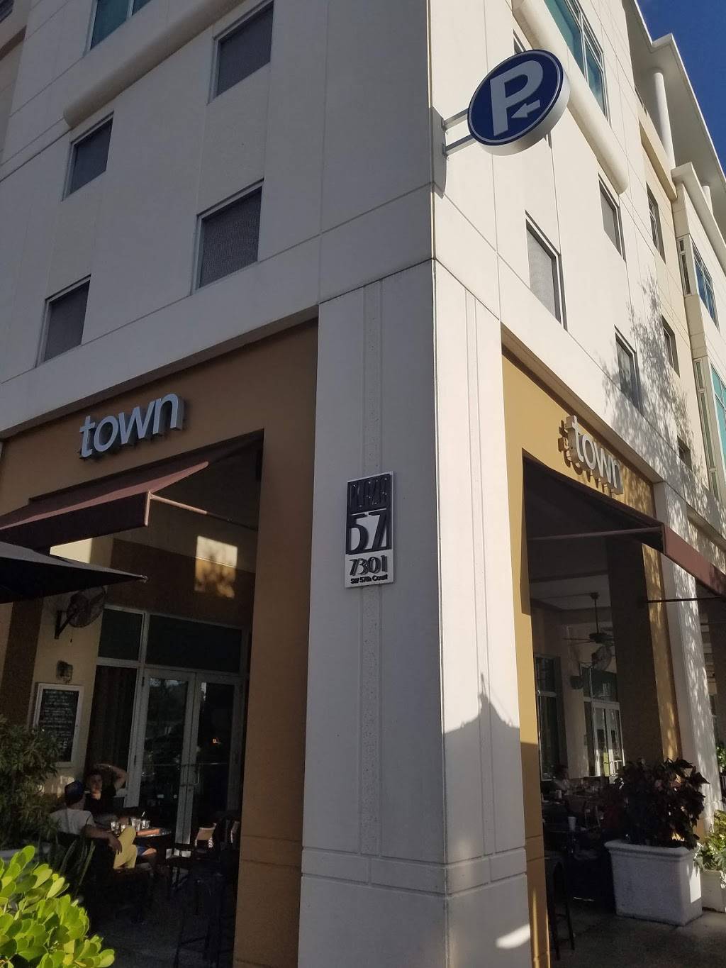 Town Kitchen & Bar | restaurant | 7301 SW 57th Ct, South Miami, FL 33143, USA | 3057408118 OR +1 305-740-8118