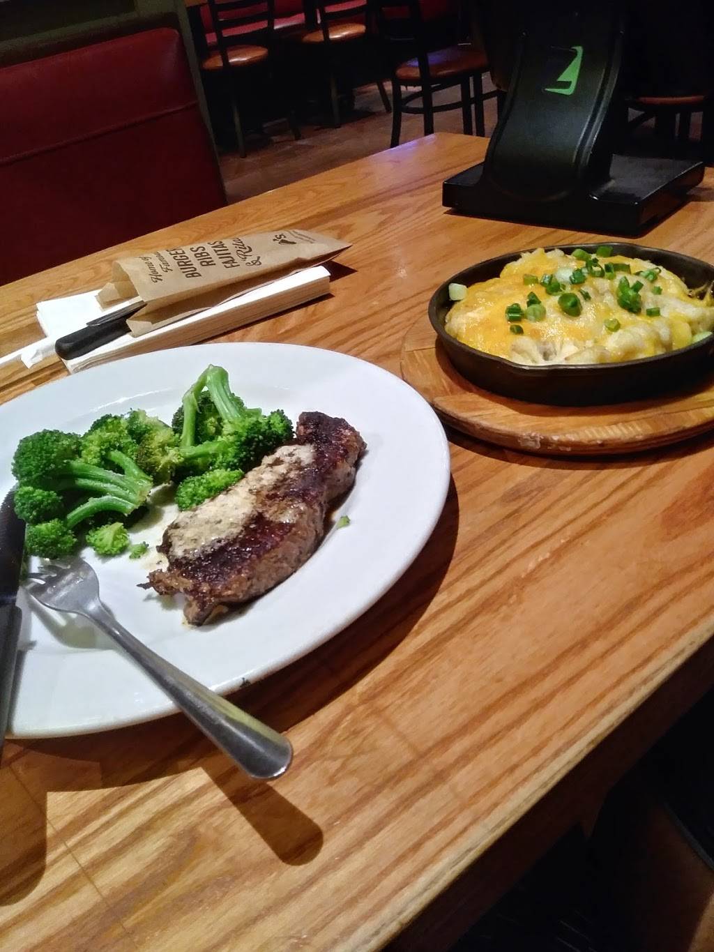 Chilis Grill & Bar | meal takeaway | 2320 W Oregon Ave, Philadelphia, PA 19145, USA | 2154683757 OR +1 215-468-3757