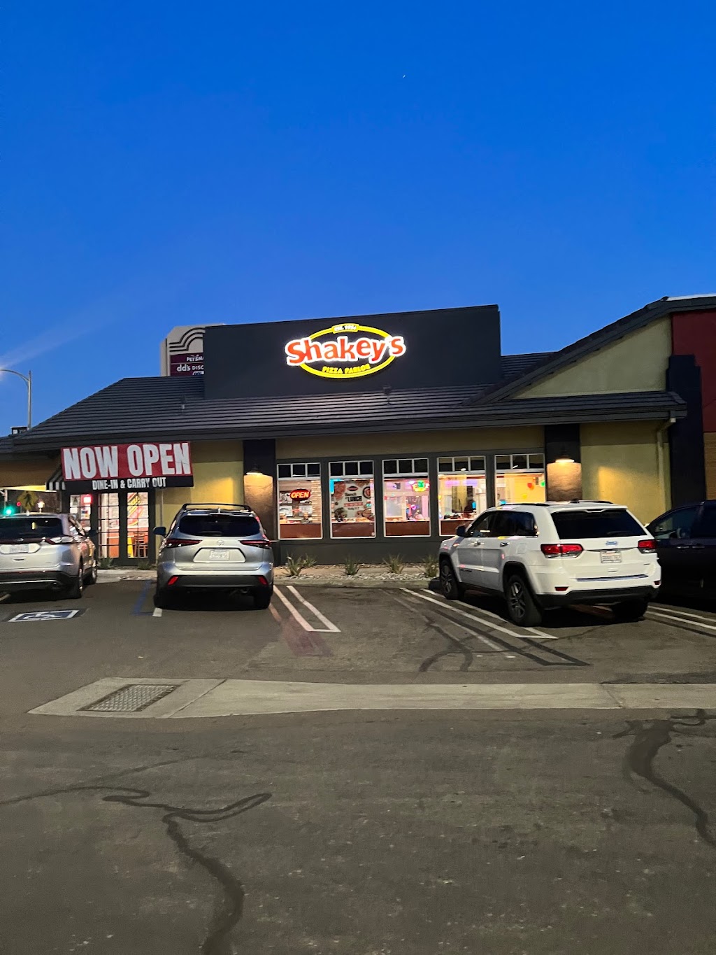Shakeys Pizza Parlor | meal takeaway | 355 N Escondido Blvd, Escondido, CA 92025, USA | 7607967748 OR +1 760-796-7748