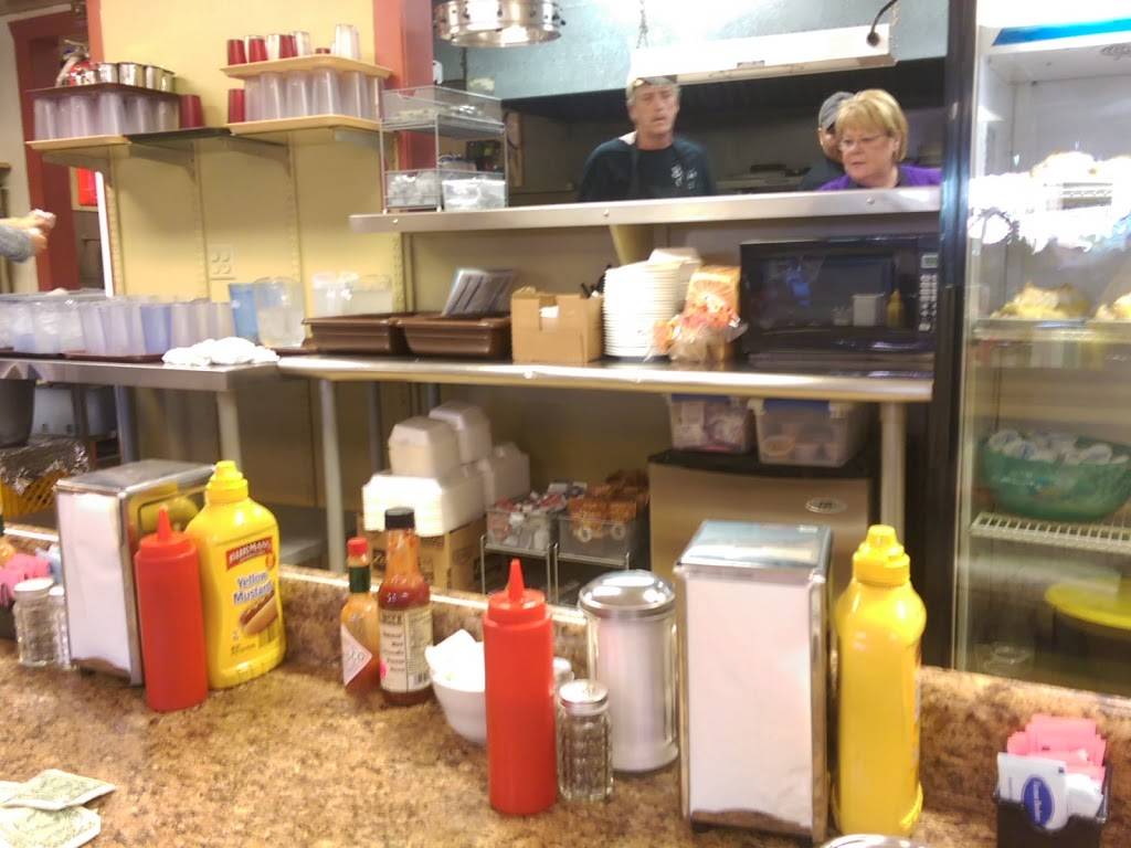 Bettys Cafe | restaurant | 6307 King Hill Ave, St Joseph, MO 64504, USA | 8162389847 OR +1 816-238-9847