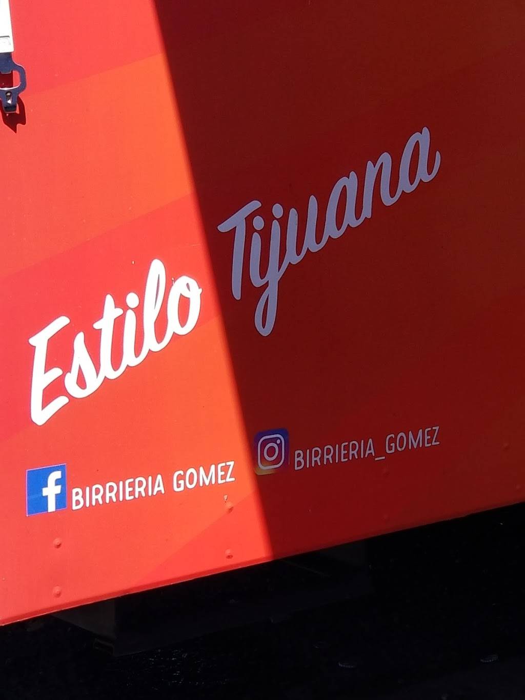 Birrieria Gomez | restaurant | 10670 S La Cienega Blvd, Lennox, CA 90304, USA | 4242196292 OR +1 424-219-6292