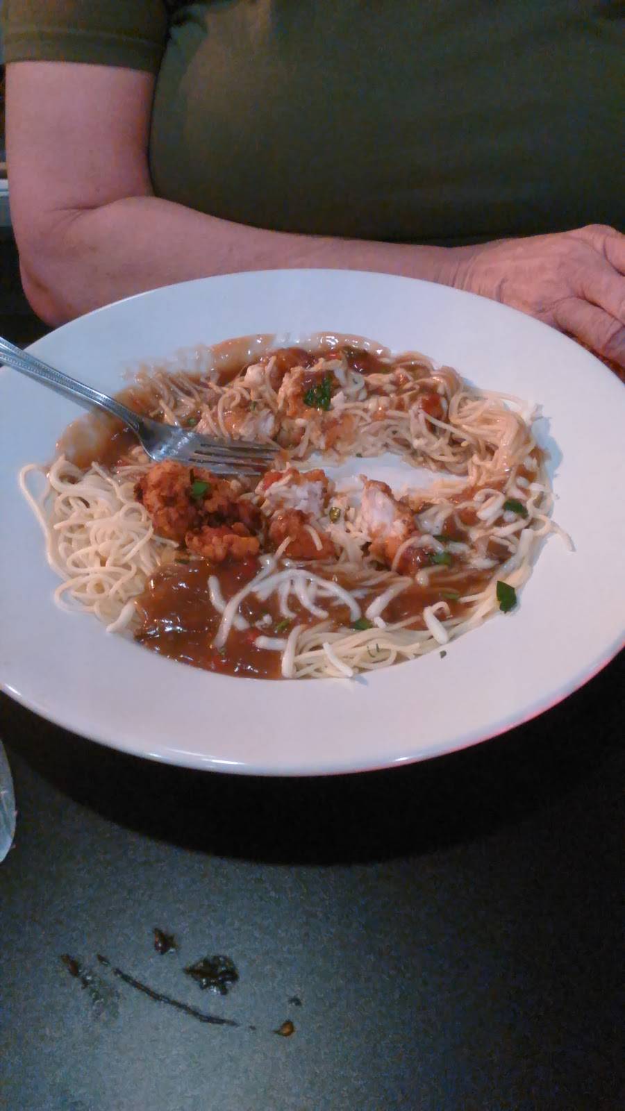 Dueys on Fairfax | restaurant | 1028 Fairfax St, Carlyle, IL 62231, USA | 6185946336 OR +1 618-594-6336