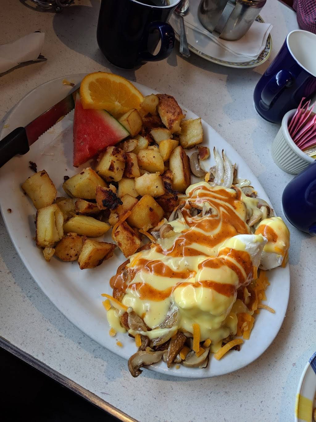 Wimpys Diner | restaurant | 586 Kerr St, Oakville, ON L6K 3E4, Canada | 9058426417 OR +1 905-842-6417
