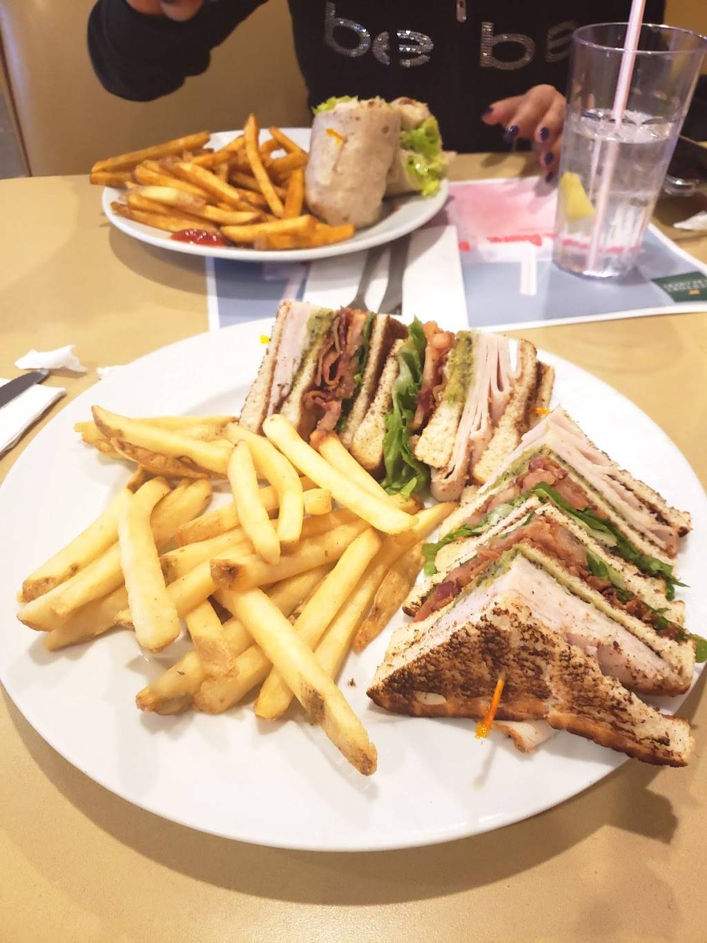 Newport Creamery | restaurant | Garden City Center, 100 Hillside Rd, Cranston, RI 02920, USA | 4019443397 OR +1 401-944-3397