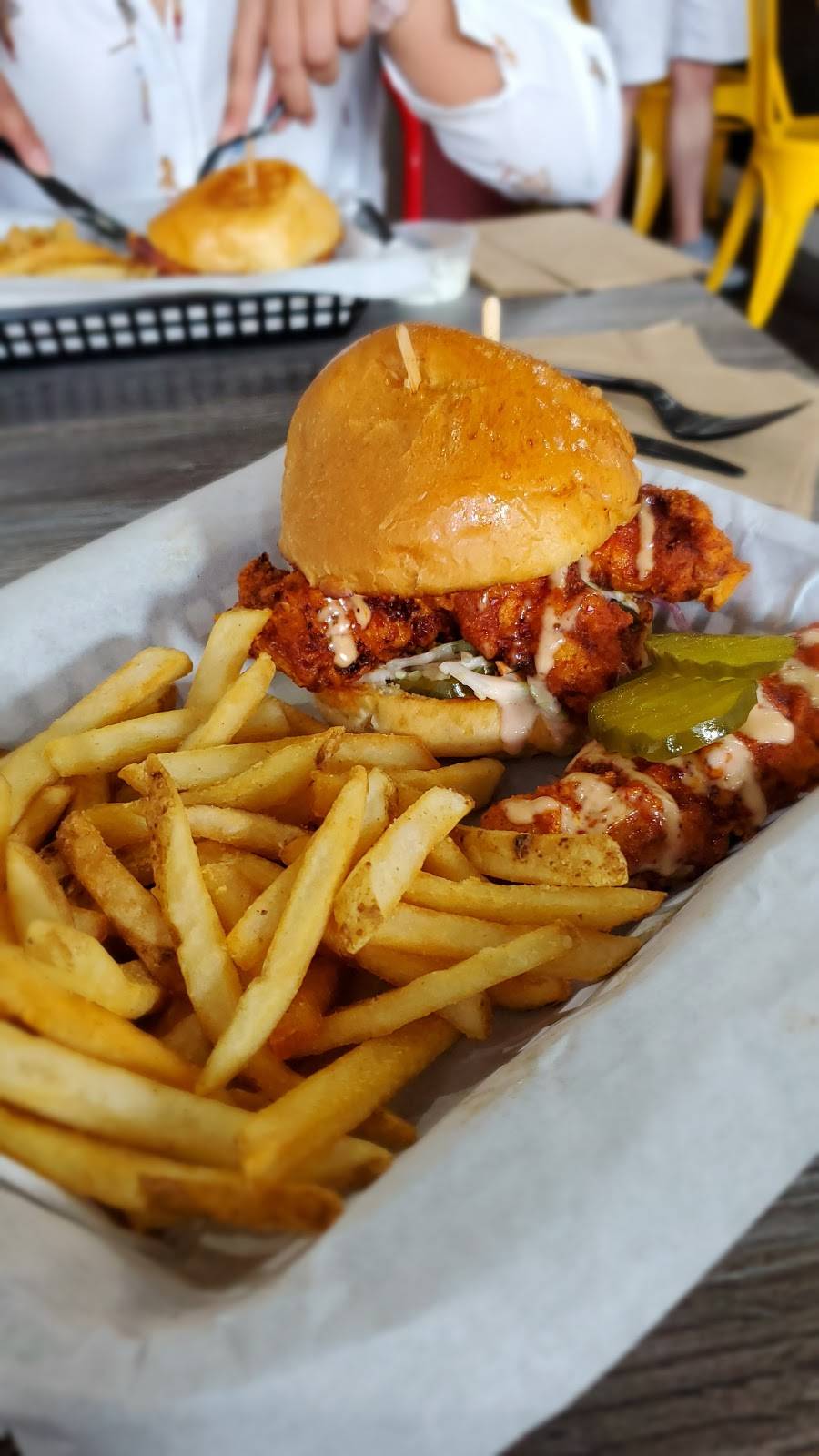 Mega Hot Chicken | restaurant | 23460 Cinema Dr, Santa Clarita, CA 91355, USA | 6614257764 OR +1 661-425-7764