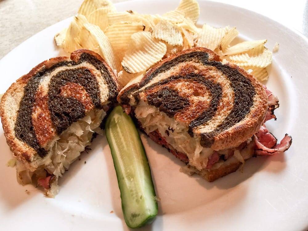 The Brownstone House Family Restaurant | restaurant | 961 Boston Post Rd, Guilford, CT 06437, USA | 2034581238 OR +1 203-458-1238