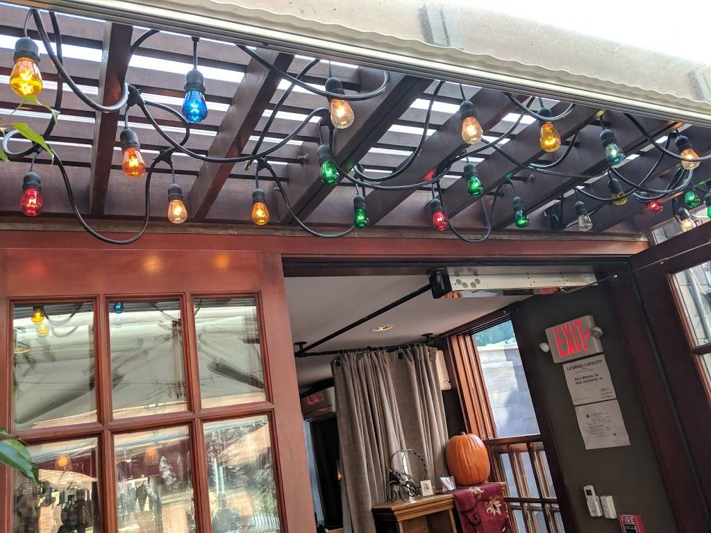 The Red House Restaurant | restaurant | 98 Winthrop St, Cambridge, MA 02138, USA | 6175760605 OR +1 617-576-0605