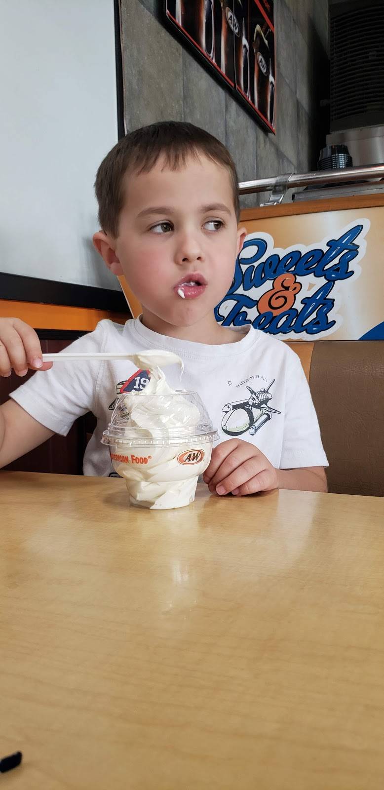 A&W Restaurant | restaurant | 547 S Rock Rd, Wichita, KS 67207, USA | 3166828463 OR +1 316-682-8463