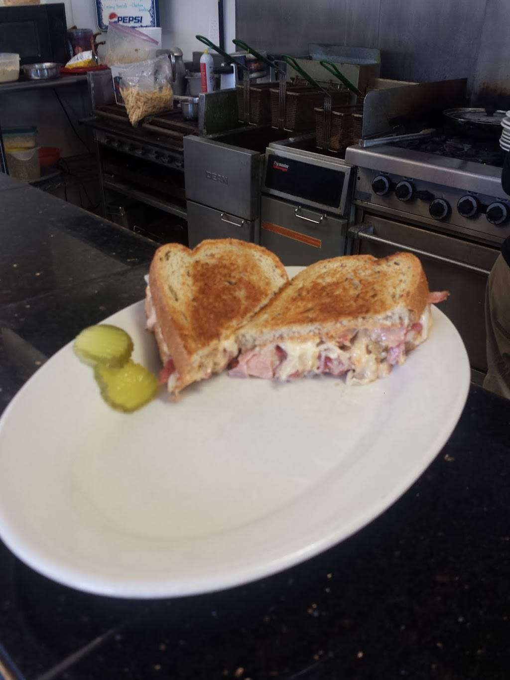 Riverside Cafe | restaurant | 522 N Main St, Farmville, VA 23901, USA | 4343922008 OR +1 434-392-2008