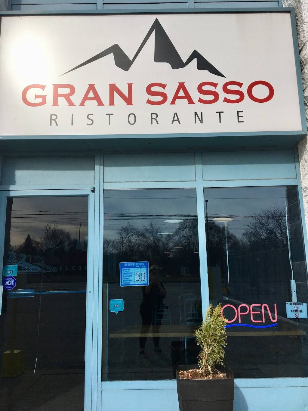 Gran Sasso Restaurant | restaurant | 98 Paris Rd, Brantford, ON N3R 1H9, Canada | 5197521500 OR +1 519-752-1500