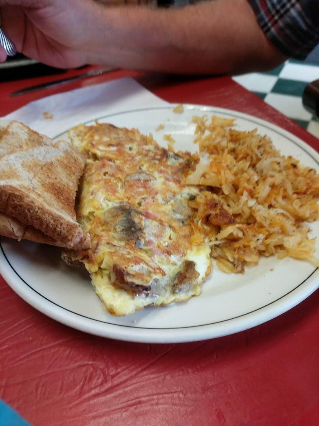 Shakers Family Restaurant | restaurant | 63 Albert St E, Plattsville, ON N0J 1S0, Canada | 5196846813 OR +1 519-684-6813