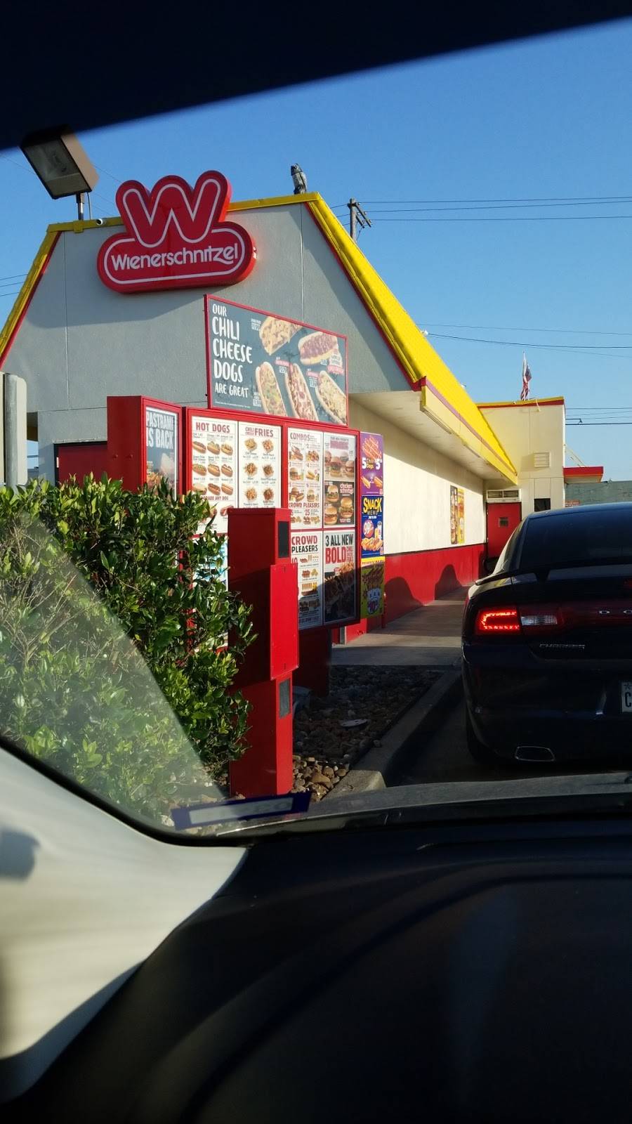 Wienerschnitzel | restaurant | 1218 E Rio Grande St, Victoria, TX 77901, USA | 3615780962 OR +1 361-578-0962