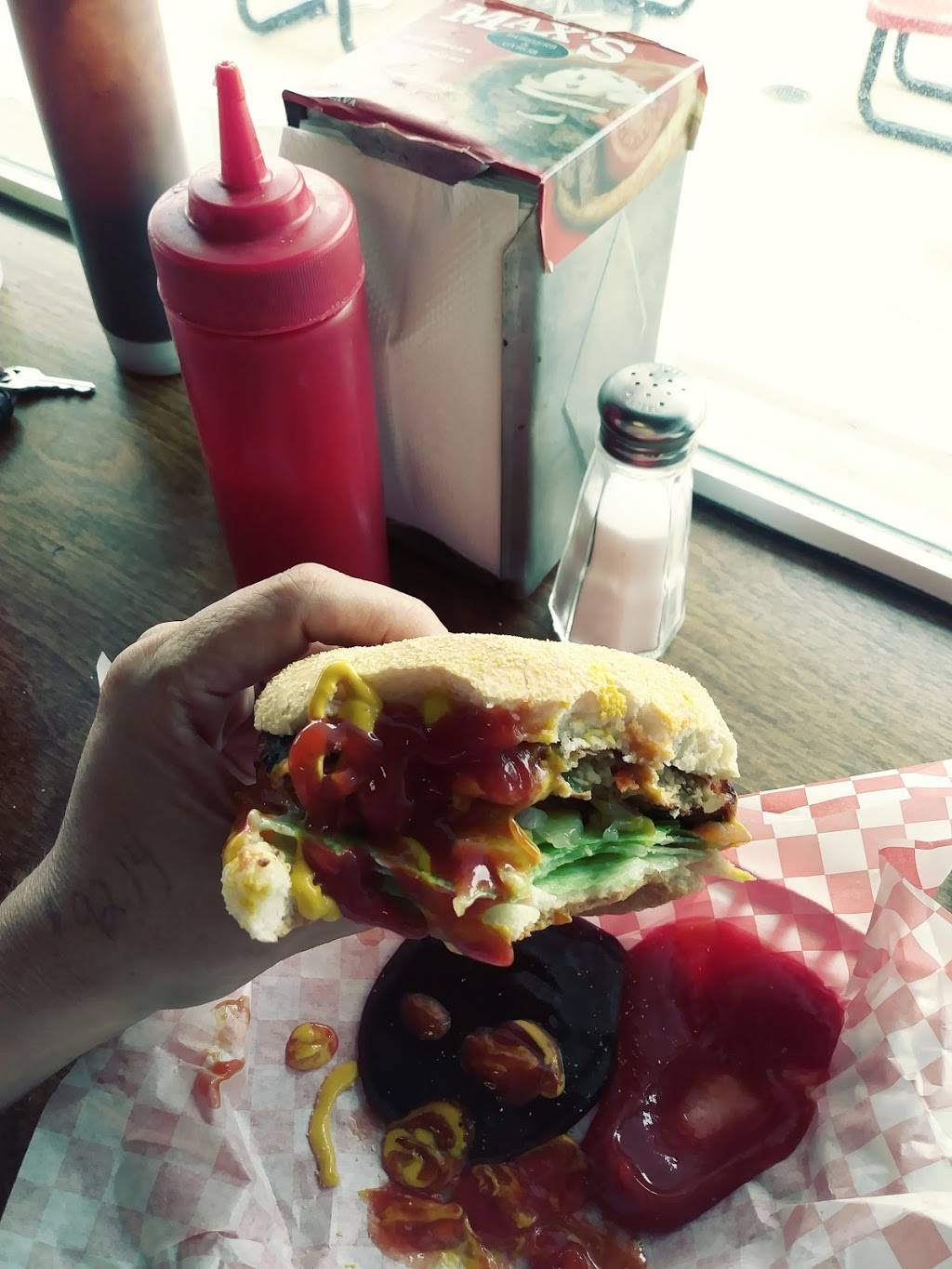 Maxs Burgers and Gyros | restaurant | 8240 Wornall Rd, Kansas City, MO 64114, USA | 8164446297 OR +1 816-444-6297