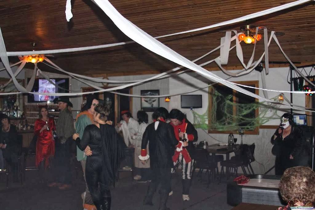 FusterClucks | restaurant | 6153 Bullion Dr, Hazelhurst, WI 54531, USA | 7153567969 OR +1 715-356-7969