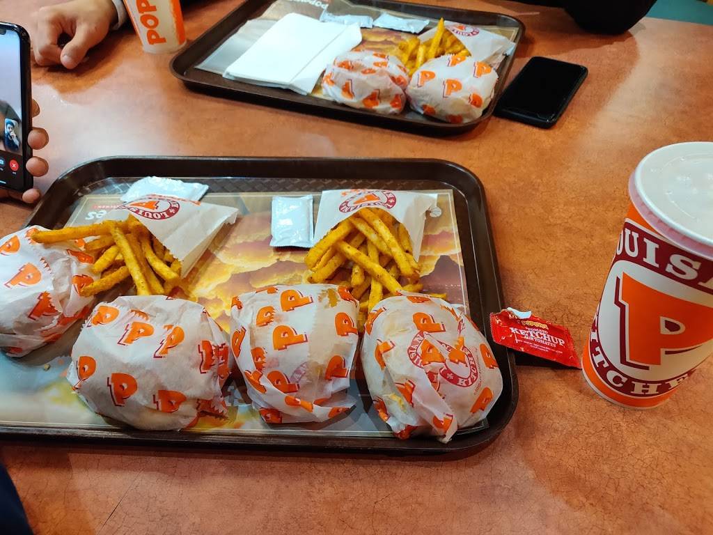 Popeyes | restaurant | 1530 Albion Rd, Etobicoke, ON M9V 1B4, Canada | 4167488302 OR +1 416-748-8302