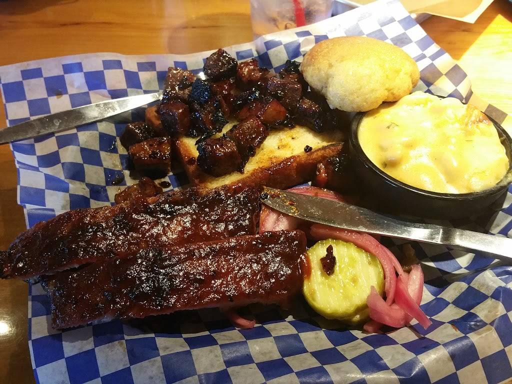 Famous Daves Bar-B-Que | restaurant | 2750 Pine Lake Rd, Lincoln, NE 68516, USA | 4024213434 OR +1 402-421-3434