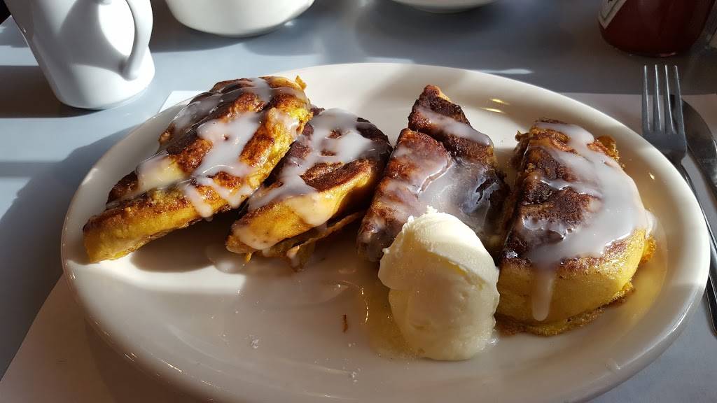 Moonakis Cafe | restaurant | 460 Waquoit Highway (Route 28),, diagonally across from Cumberland Farms Gas, East Falmouth, MA 02536, USA | 5084579630 OR +1 508-457-9630