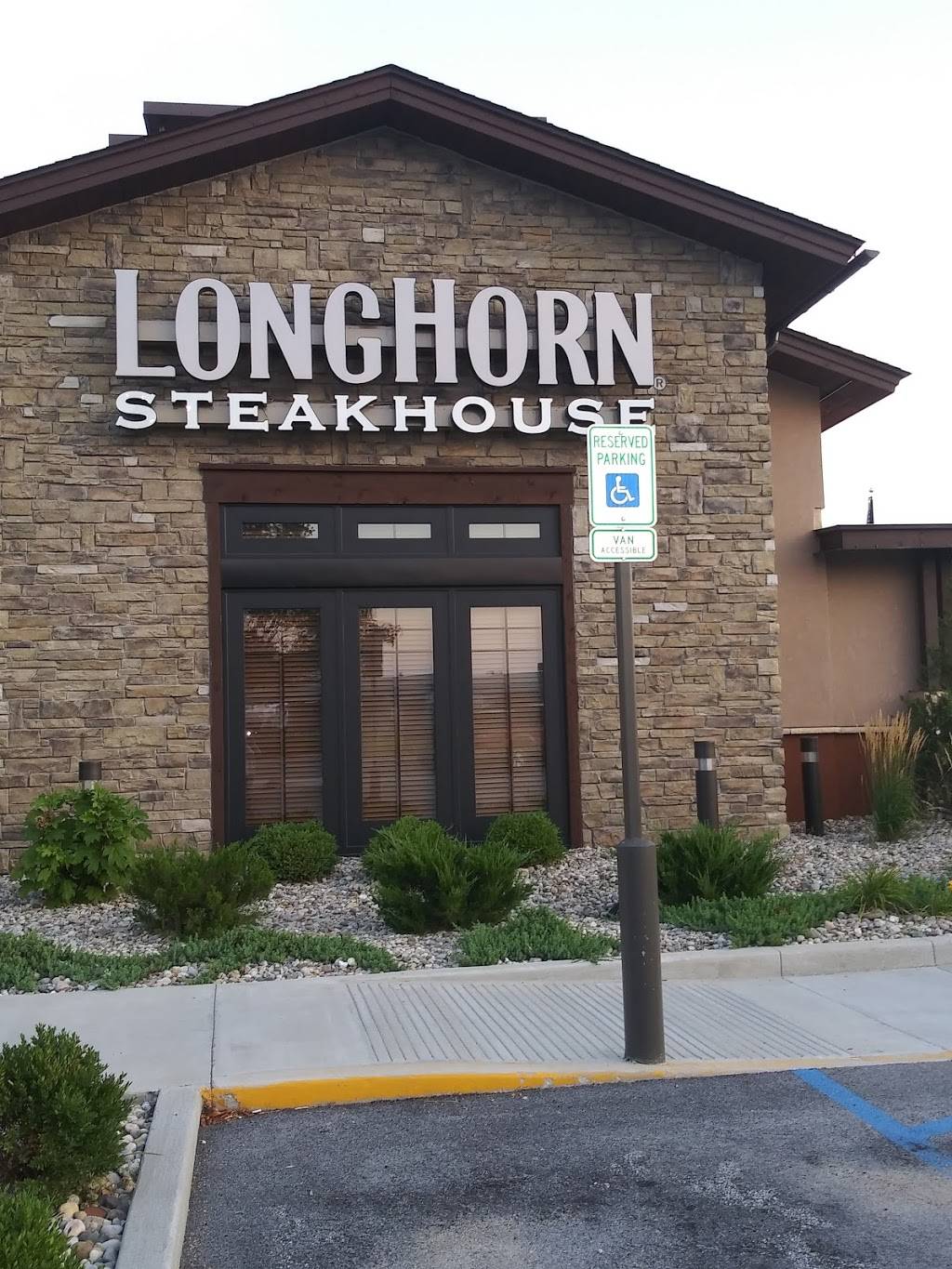 LongHorn Steakhouse | meal takeaway | 3290 S US Hwy 41, Terre Haute, IN 47802, USA | 8122320019 OR +1 812-232-0019