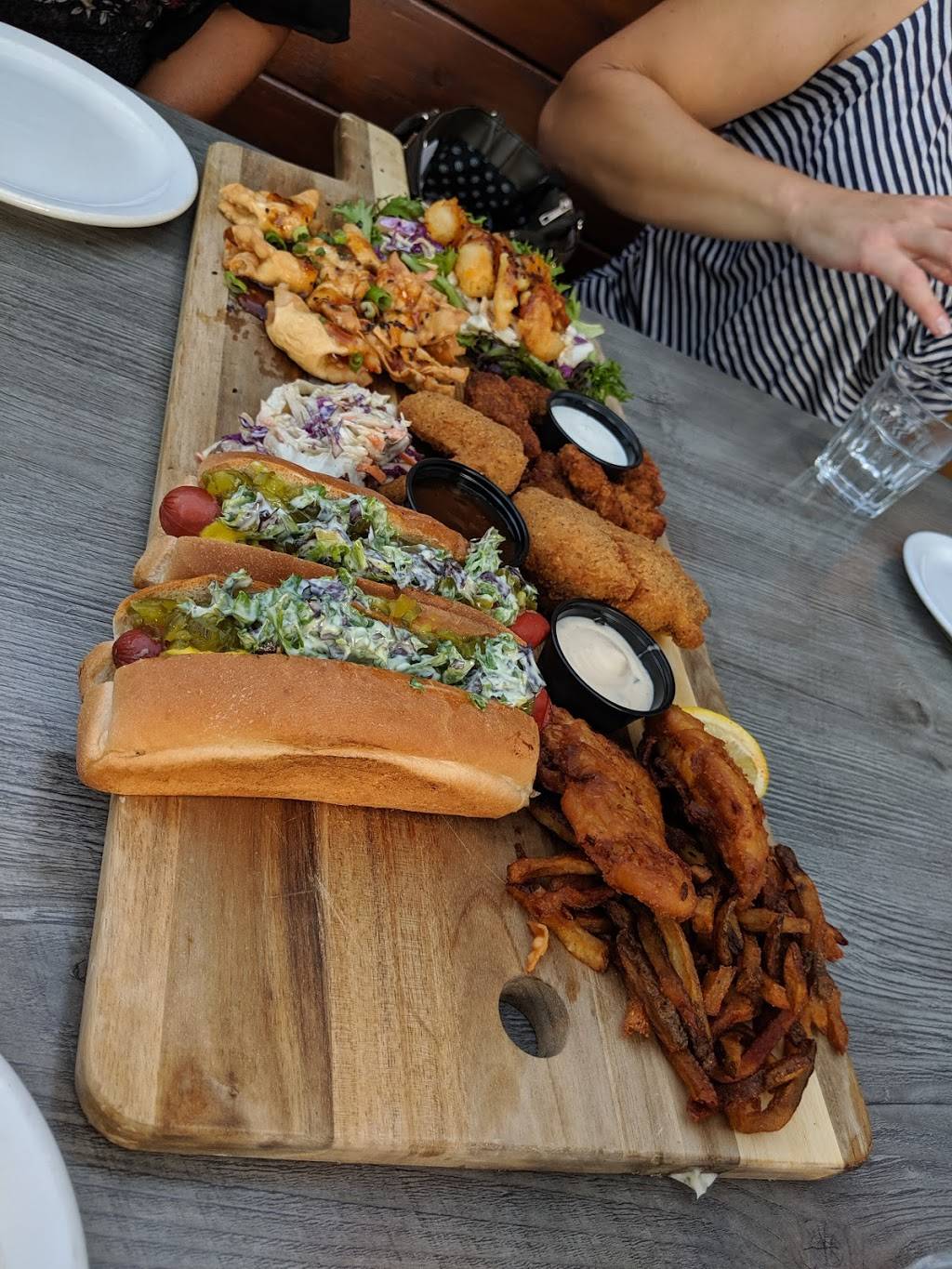 Pub Chienne à Jacques | restaurant | 625 Boulevard Curé-Labelle #2, Blainville, QC J7C 2J1, Canada | 4505087888 OR +1 450-508-7888