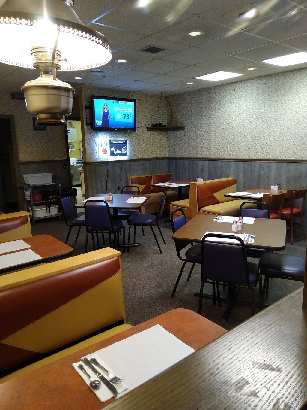 TJ’s Village Restaurant | restaurant | 117 N Walnut St, Gnadenhutten, OH 44629, USA | 7405614067 OR +1 740-561-4067