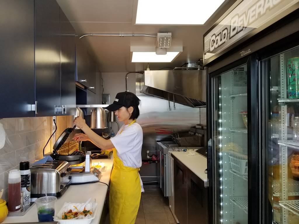 Honey Monster Gourmet Crispy Chicken | restaurant | 10 Main St #8, Wasaga Beach, ON L9Z 2K3, Canada | 4162687704 OR +1 416-268-7704