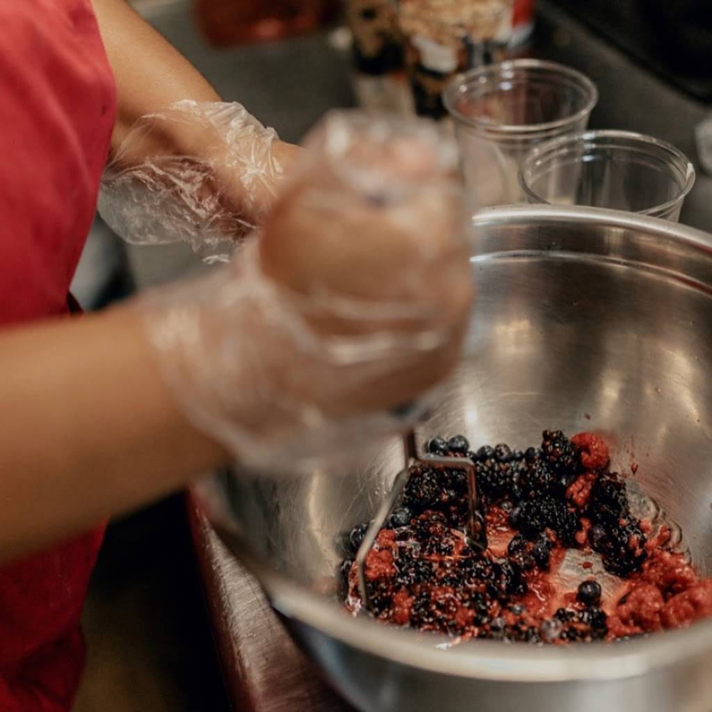 Smoothie Queen | restaurant | 1611 E Kalamazoo St, Lansing, MI 48912, USA | 5175122635 OR +1 517-512-2635