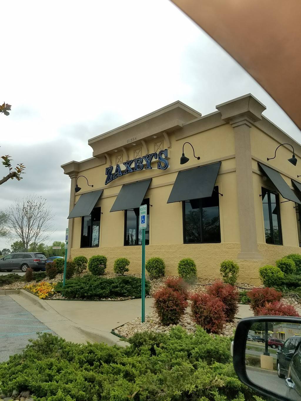 Zaxbys Chicken Fingers & Buffalo Wings | restaurant | 6125 University Dr NW, Huntsville, AL 35806, USA | 2569712770 OR +1 256-971-2770