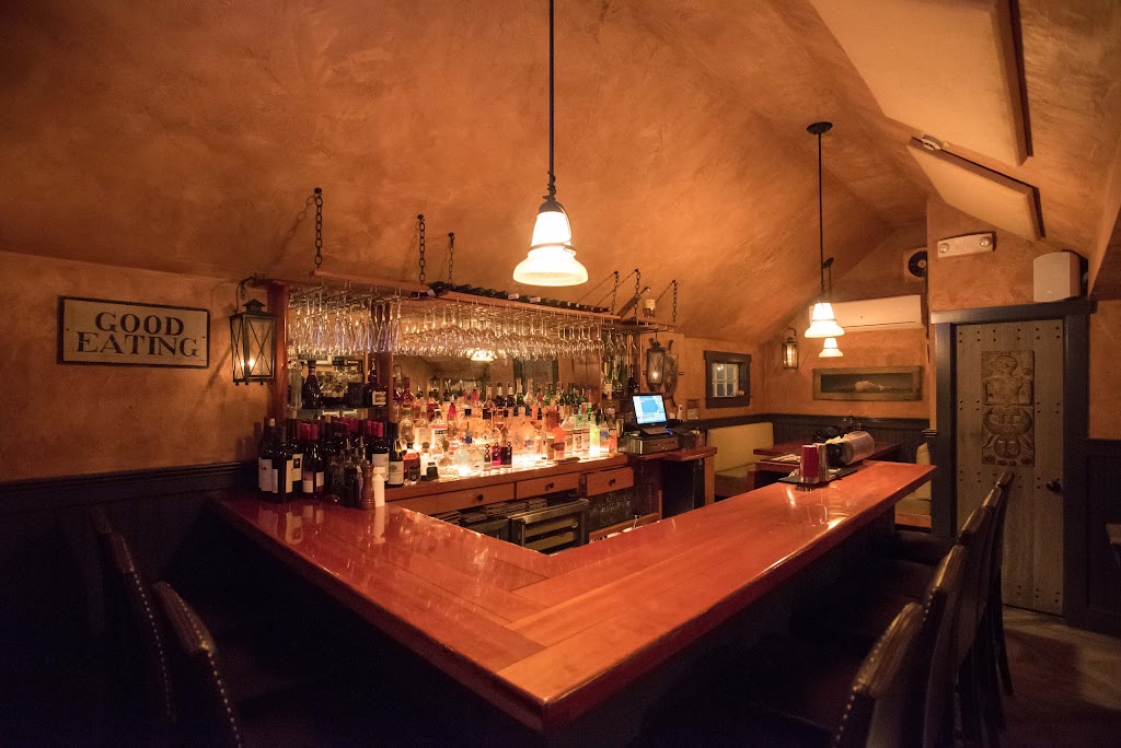 Queequegs | restaurant | 6 Oak St, Nantucket, MA 02554, USA | 5083250992 OR +1 508-325-0992