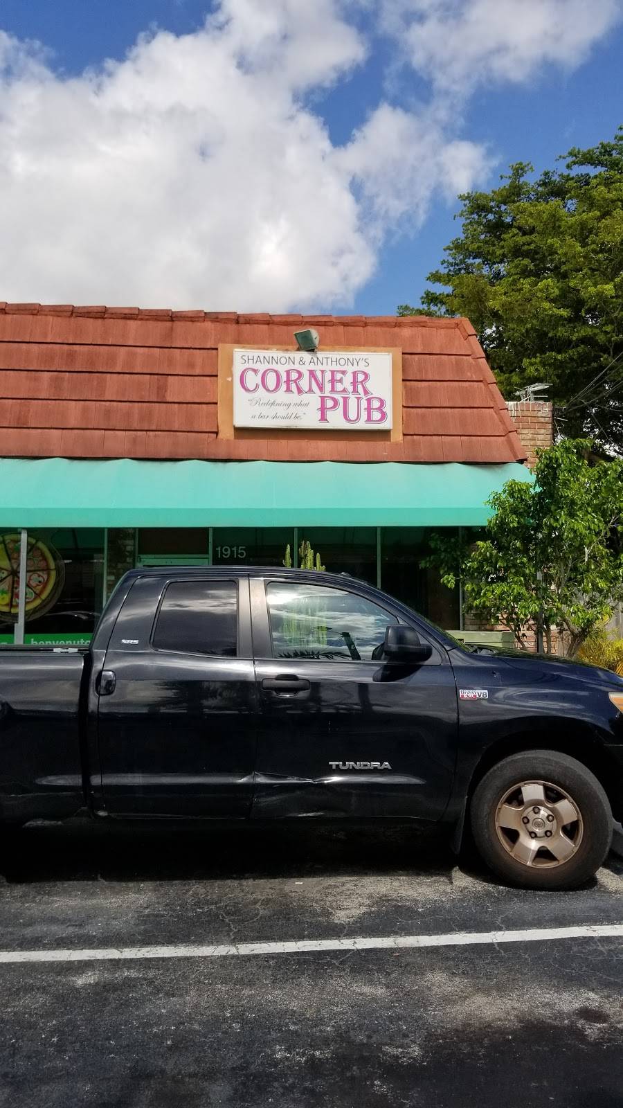 The Corner Pub | restaurant | 1915 N Andrews Ave, Wilton Manors, FL 33311, USA | 9545647335 OR +1 954-564-7335