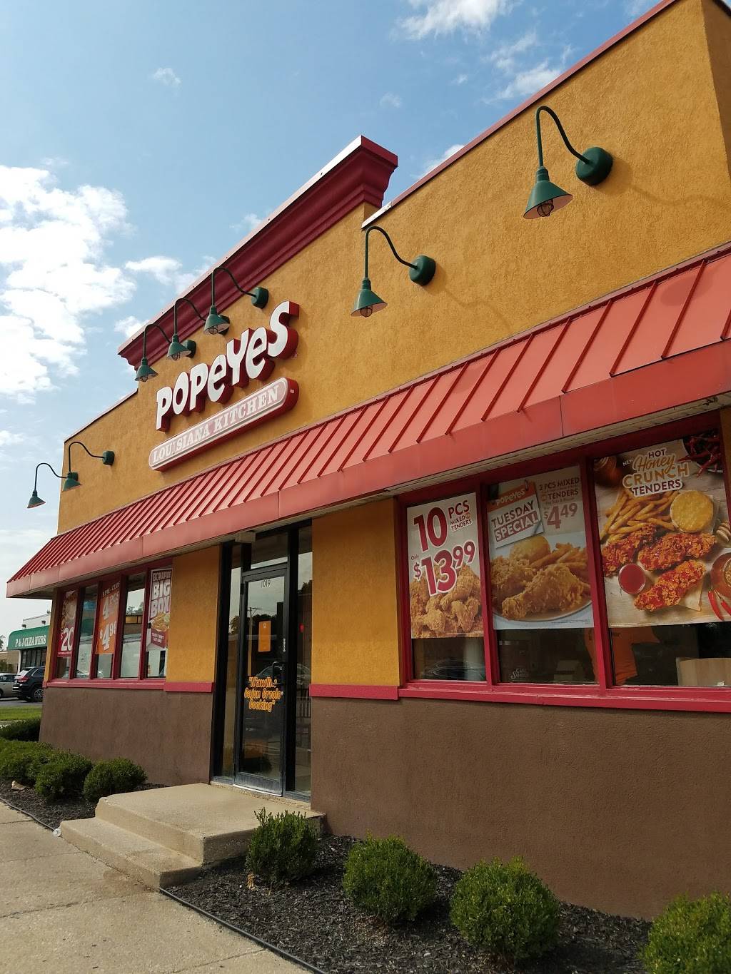 Popeyes Louisiana Kitchen | restaurant | 1019 Roosevelt Rd, Maywood, IL 60153, USA | 7083450090 OR +1 708-345-0090