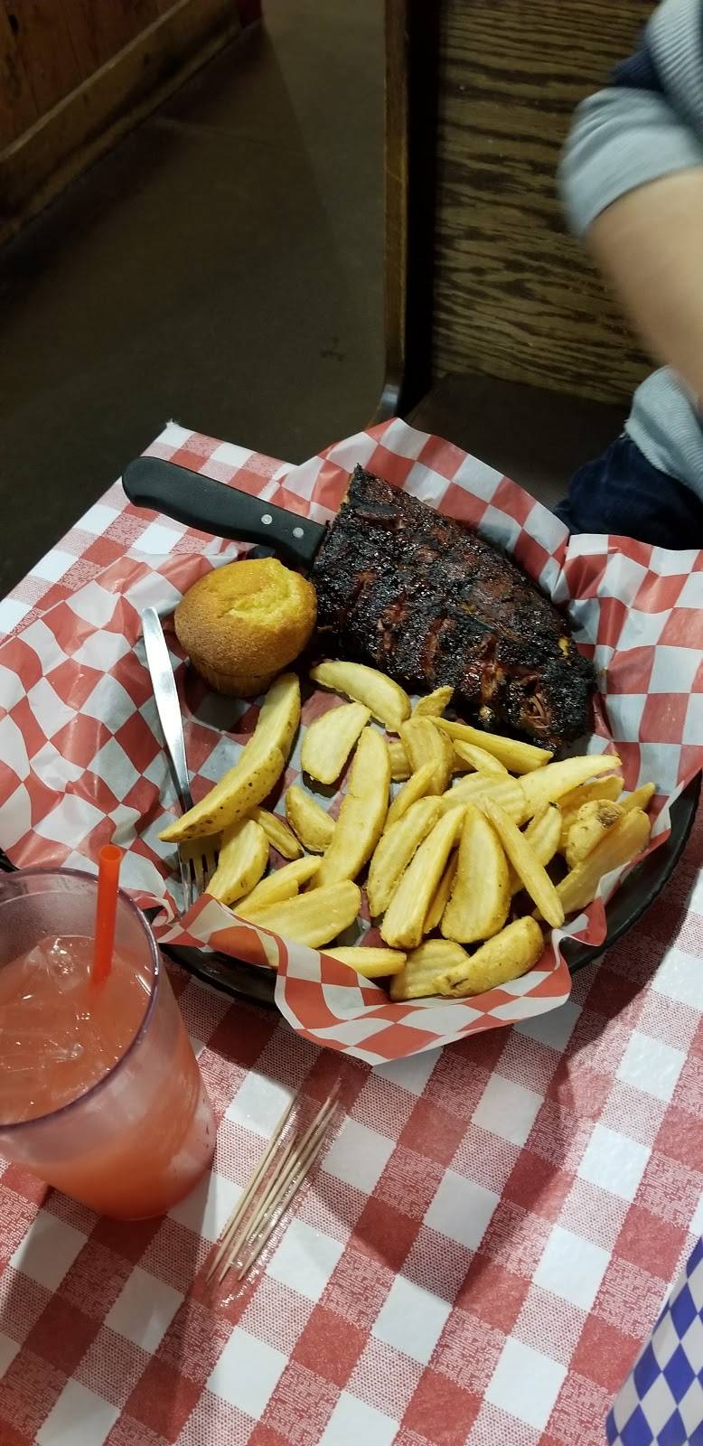 Famous Daves Bar-B-Que | meal takeaway | 2911 Mall Dr, Eau Claire, WI 54701, USA | 7158352227 OR +1 715-835-2227