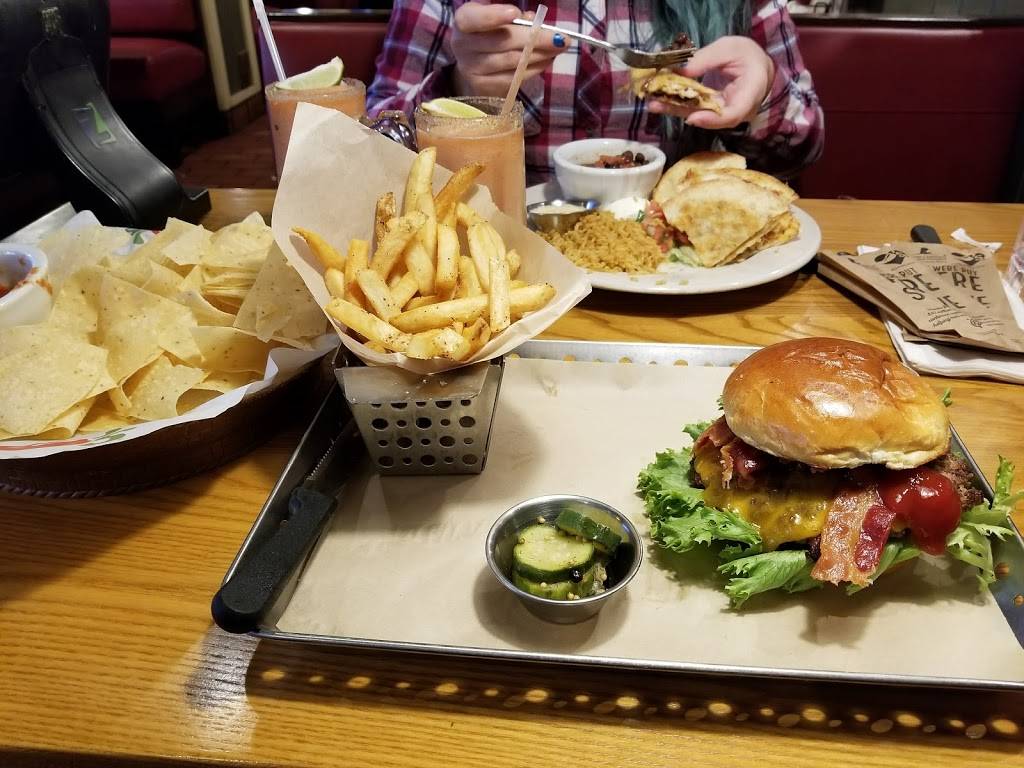 Chilis Grill & Bar | restaurant | 1840 County Road B2 W, Roseville, MN 55113, USA | 6516337718 OR +1 651-633-7718