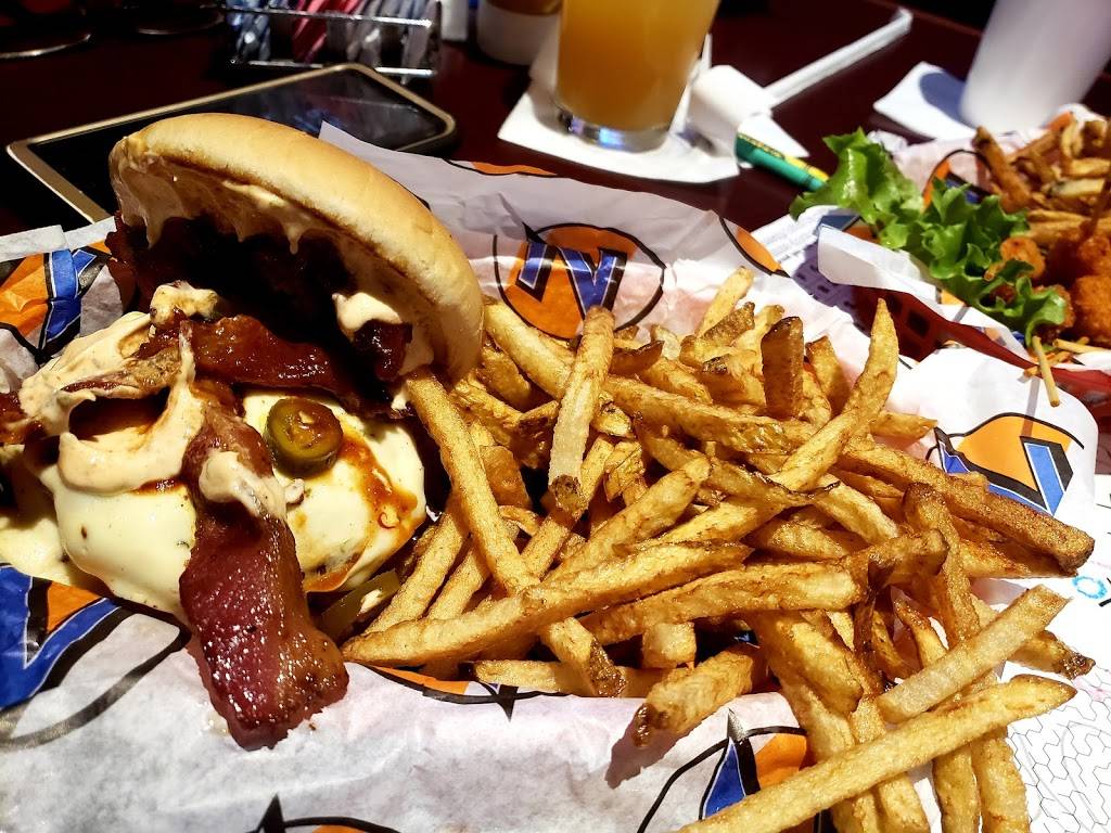 Zipps Sports Grill | restaurant | 19420 N 59th Ave, Glendale, AZ 85308, USA | 6235057600 OR +1 623-505-7600