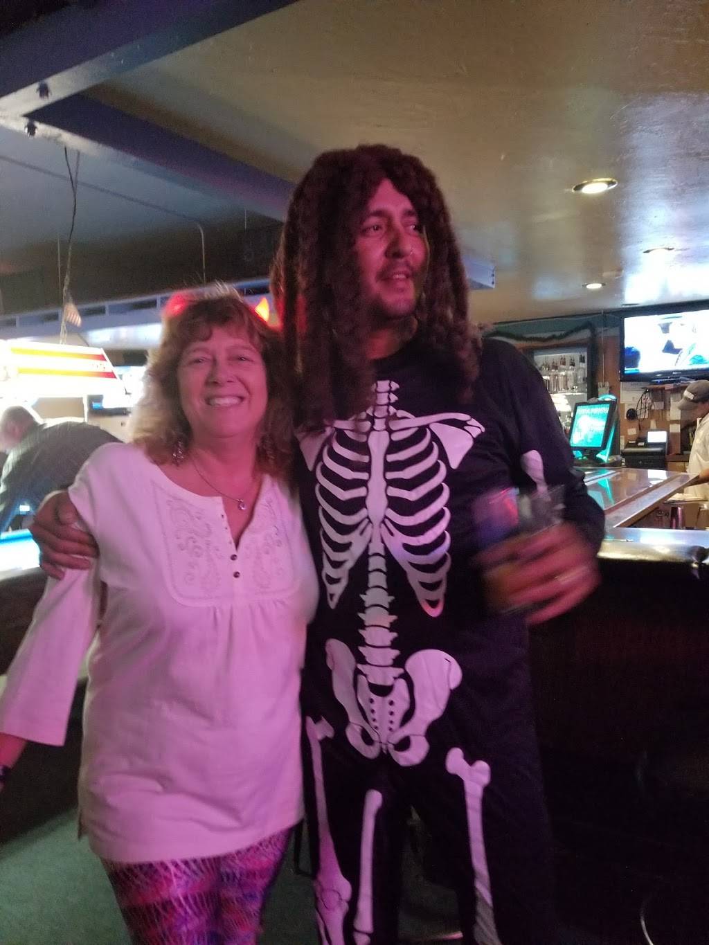 D Cs Across the Street | restaurant | 105 Brooks St, Oceanside, CA 92054, USA | 7604338944 OR +1 760-433-8944