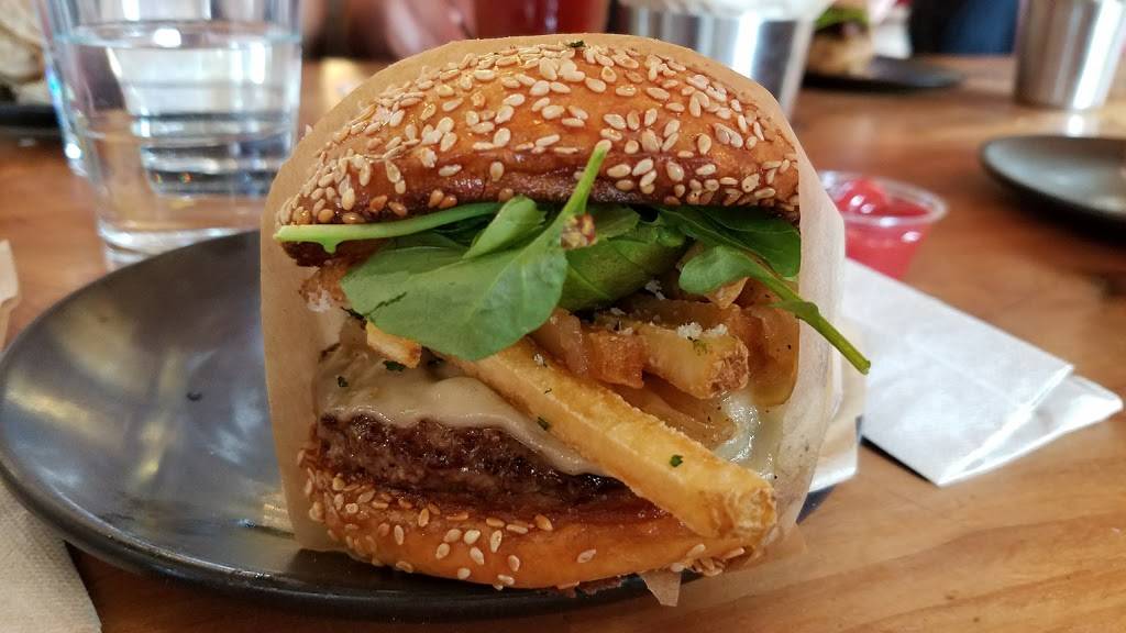 Roam Artisan Burgers | restaurant | 23 Lafayette Cir, Lafayette, CA 94549, USA | 9253850798 OR +1 925-385-0798