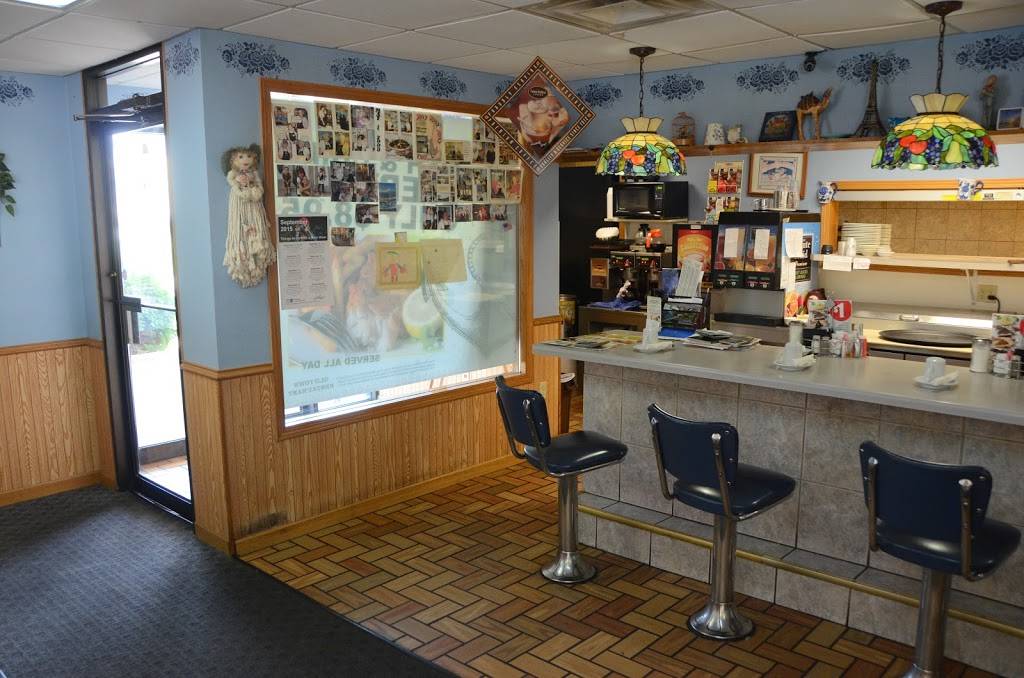 Old Town Family Restaurant | restaurant | 2107 Camanche Ave, Clinton, IA 52732, USA | 5632420130 OR +1 563-242-0130