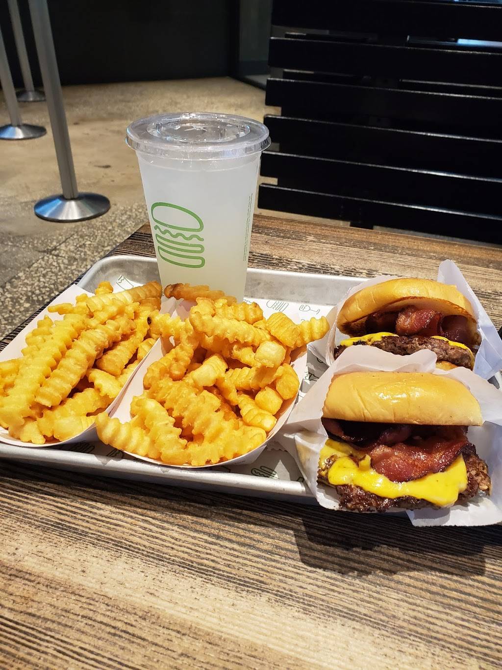 Shake Shack | restaurant | 8001 South Orange Blossom Trail #100A, Orlando, FL 32809, USA | 4076271029 OR +1 407-627-1029