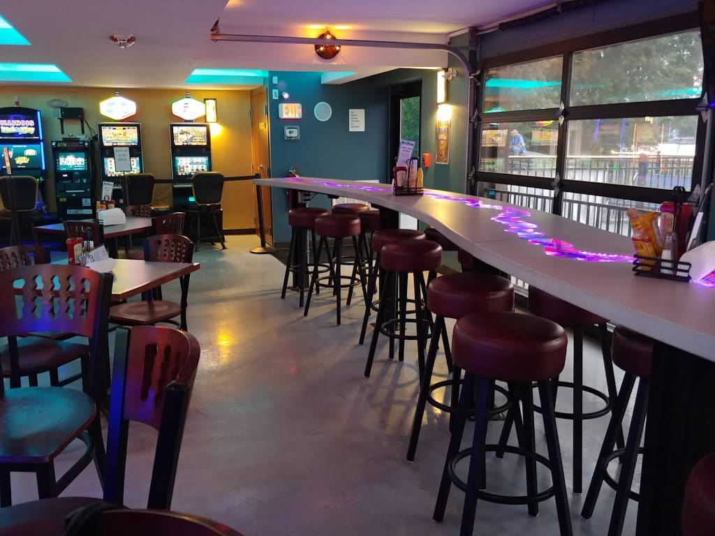 Wave Bar and Grille | restaurant | 3309 N Chapel Hill Rd, Johnsburg, IL 60051, USA | 8156796543 OR +1 815-679-6543