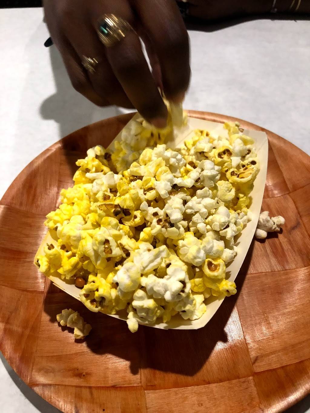 Rock and Toss Crab House | restaurant | 10150 Reisterstown Rd ste 10, Owings Mills, MD 21117, USA | 4103631360 OR +1 410-363-1360