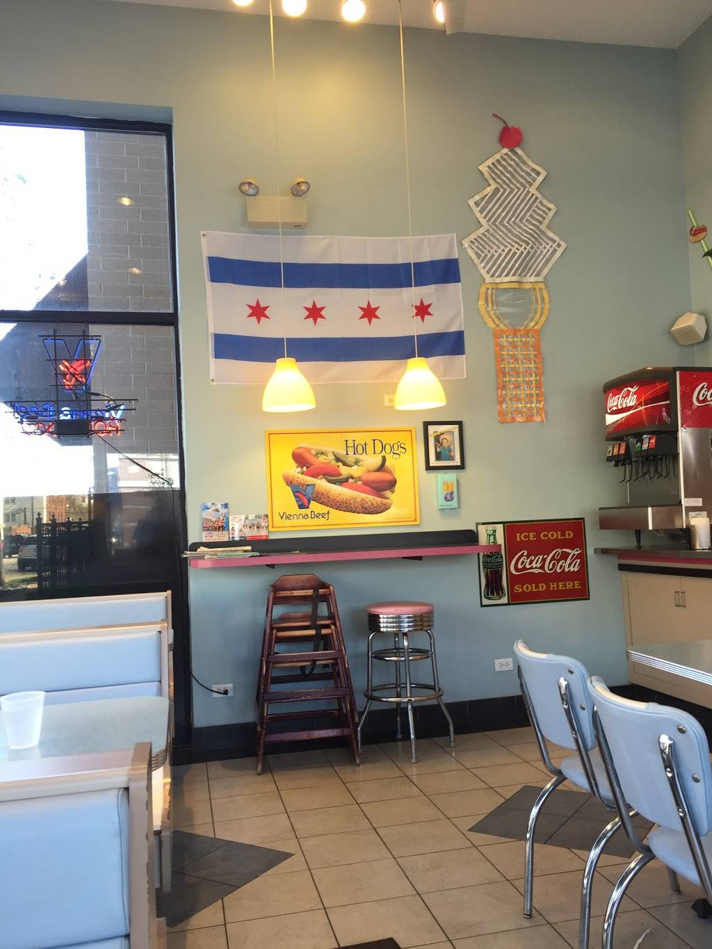 Man-Jo-Vins | restaurant | 3224 N Damen Ave, Chicago, IL 60618, USA | 7739350727 OR +1 773-935-0727