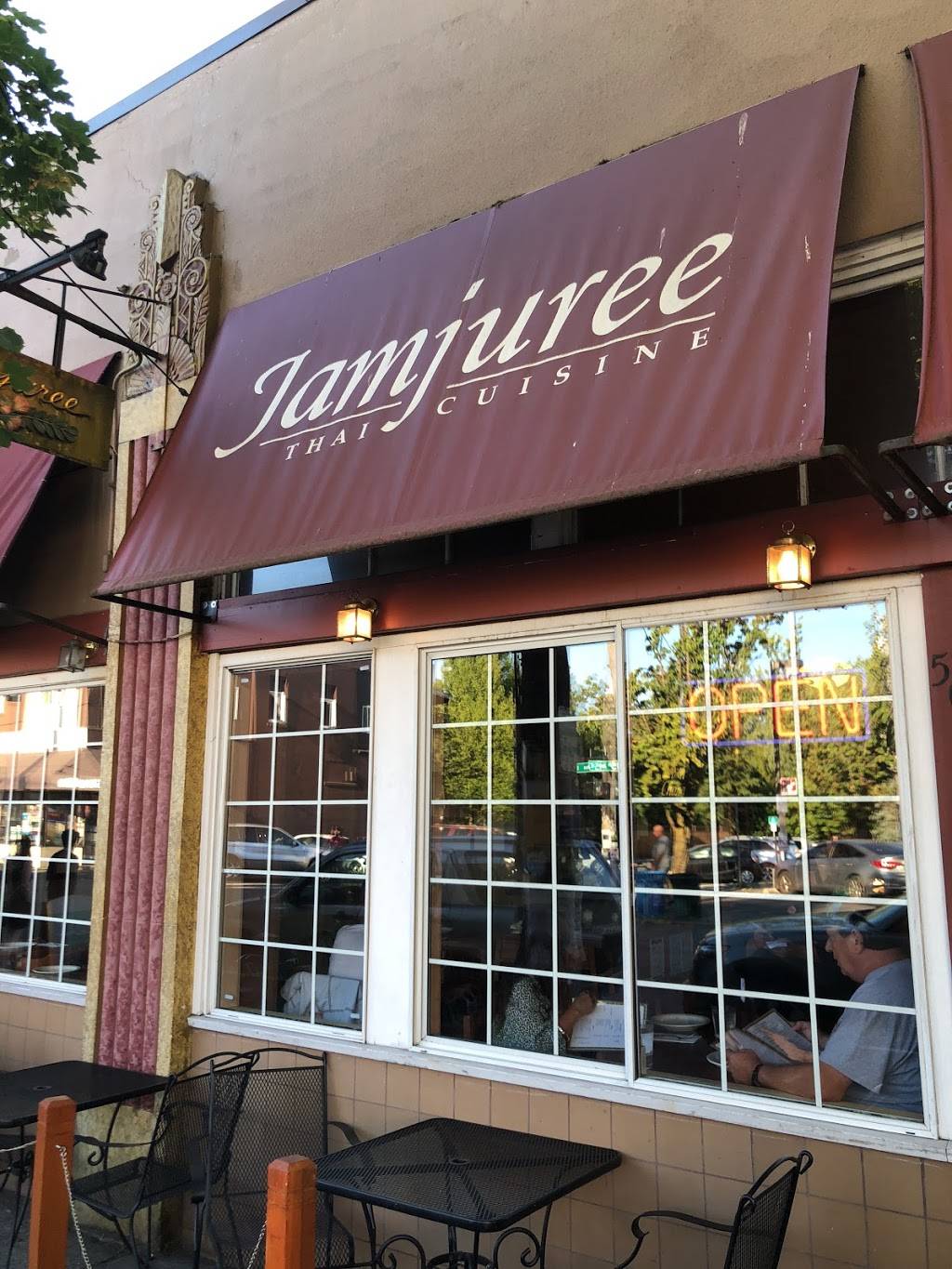 Jamjuree Thai Cuisine | restaurant | 509 15th Ave E, Seattle, WA 98112, USA | 2063234255 OR +1 206-323-4255