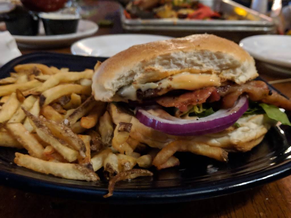 Ale House | restaurant | 33 Main St, Amesbury, MA 01913, USA | 9783881950 OR +1 978-388-1950